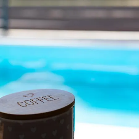 Marcante Family With A Pool Apartment