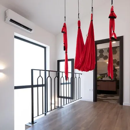 Marcante Family With A Pool Apartment