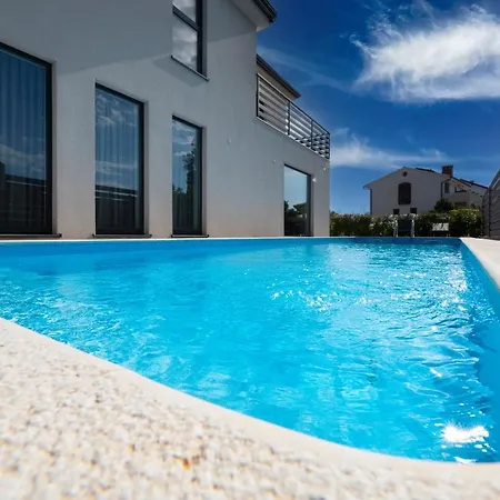 Marcante Family With A Pool *