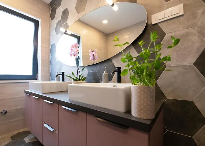 Peaceful Family In Apartamento Poreč